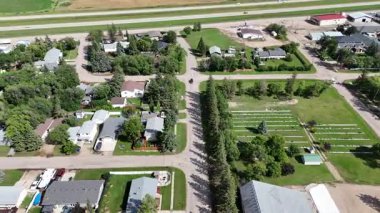 Sahne 4K hava klibi, Osler, Saskatchewan 'daki yerleşim yerlerini ve evleri gösteriyor..