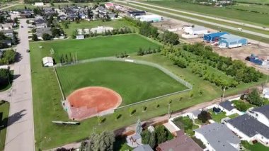 Kanada 'nın Saskatchewan kentindeki küçük bir çayır kasabası olan Osler' in 4K 'lık insansız hava aracı görüntüleri..
