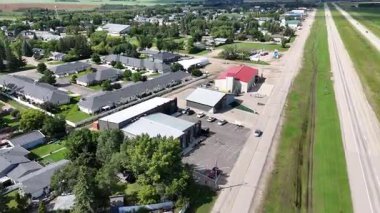 Kanada 'nın Saskatchewan kentindeki küçük bir çayır kasabası olan Osler' in 4K 'lık insansız hava aracı görüntüleri..