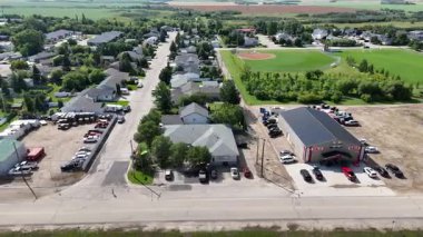 Kanada 'nın Saskatchewan kentindeki küçük bir çayır kasabası olan Osler' in 4K 'lık insansız hava aracı görüntüleri..