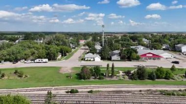 Sahne 4K hava klibi, Osler, Saskatchewan 'daki yerleşim yerlerini ve evleri gösteriyor..