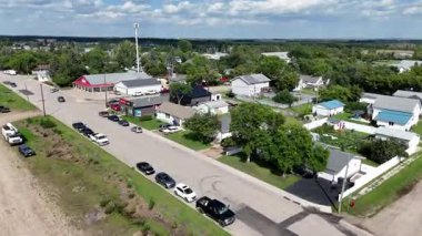 Kanada 'nın Saskatchewan kentindeki küçük bir çayır kasabası olan Osler' in 4K 'lık insansız hava aracı görüntüleri..