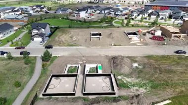 Parkridge Uzantısı 'ndaki yeni evleri ve yerleşim yerlerini gösteren 4K hava görüntüsü.