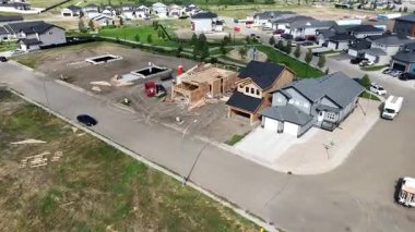 Saskatoon 'da büyüyen bir banliyö bölgesi olan Parkridge' in 4K 'lık insansız hava aracı görüntüleri..