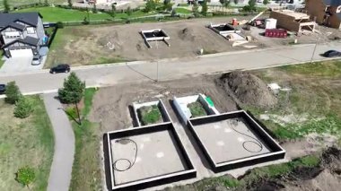 Parkridge Uzantısı 'ndaki yeni evleri ve yerleşim yerlerini gösteren 4K hava görüntüsü.