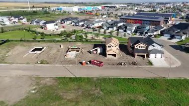 Saskatoon 'da büyüyen bir banliyö bölgesi olan Parkridge' in 4K 'lık insansız hava aracı görüntüleri..