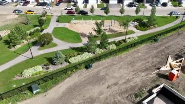 Saskatoon 'da büyüyen bir banliyö bölgesi olan Parkridge' in 4K 'lık insansız hava aracı görüntüleri..
