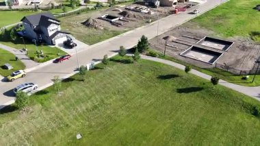 Saskatoons Parkridge Uzantı Mahallesi 'ni vurgulayan 4K insansız hava aracı klibi.