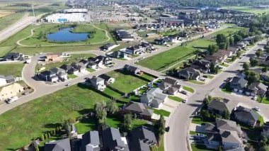 Saskatoons Parkridge Uzantı Mahallesi 'ni vurgulayan 4K insansız hava aracı klibi.