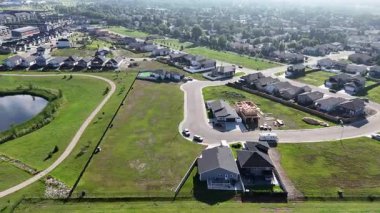 Saskatoon 'da büyüyen bir banliyö bölgesi olan Parkridge' in 4K 'lık insansız hava aracı görüntüleri..