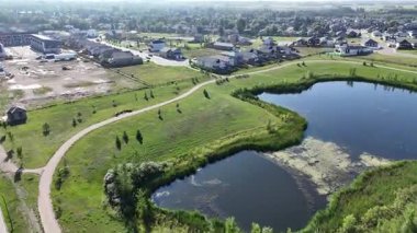 Parkridge Uzantısı 'ndaki yeni evleri ve yerleşim yerlerini gösteren 4K hava görüntüsü.