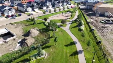 Saskatoon 'da büyüyen bir banliyö bölgesi olan Parkridge' in 4K 'lık insansız hava aracı görüntüleri..