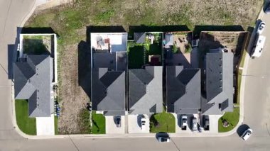 Saskatoons Parkridge Uzantı Mahallesi 'ni vurgulayan 4K insansız hava aracı klibi.