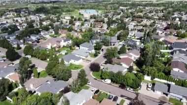 Kuzeydoğu Saskatoon 'daki yerleşim yeri Silverspring' in 4K hava aracı görüntüleri..