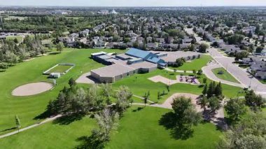 Kuzeydoğu Saskatoon 'daki yerleşim yeri Silverspring' in 4K hava aracı görüntüleri..