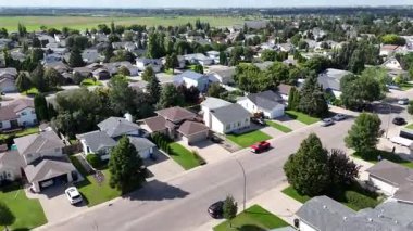 Kuzeydoğu Saskatoon 'daki yerleşim yeri Silverspring' in 4K hava aracı görüntüleri..