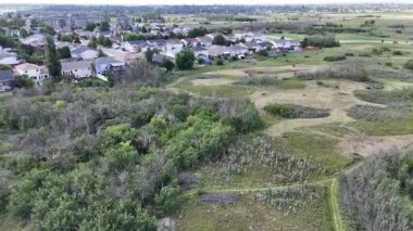 Kuzeydoğu Saskatoon 'daki yerleşim yeri Silverspring' in 4K hava aracı görüntüleri..