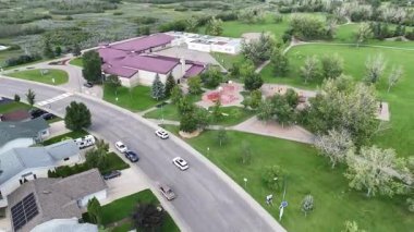 Kuzeydoğu Saskatoon 'daki yerleşim yeri Silverspring' in 4K hava aracı görüntüleri..
