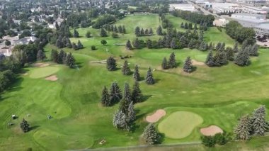 Saskatoon 'daki Silverwood Golf Sahası' nın 4K hava görüntülerinde yeşillikler ve çimenler sergileniyor..