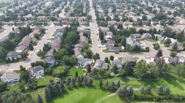 Sahne 4K İHA video görüntüsü Silverwood Heights evleri, okullar ve yeşil alanlar.