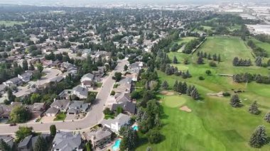 Saskatoon 'daki Silverwood Golf Sahası' nın 4K hava görüntülerinde yeşillikler ve çimenler sergileniyor..