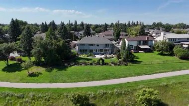 Saskatoon 'da aile güdümlü bir mahalle olan Silverwood Heights' ın 4K 'lık insansız hava aracı görüntüleri..