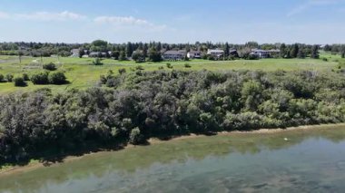 Saskatoon 'da aile güdümlü bir mahalle olan Silverwood Heights' ın 4K 'lık insansız hava aracı görüntüleri..