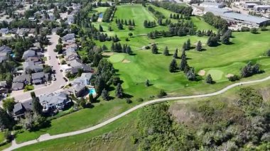 Saskatoon 'da aile güdümlü bir mahalle olan Silverwood Heights' ın 4K 'lık insansız hava aracı görüntüleri..