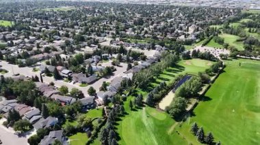 Saskatoon 'daki Silverwood Golf Sahası' nın 4K hava görüntülerinde yeşillikler ve çimenler sergileniyor..