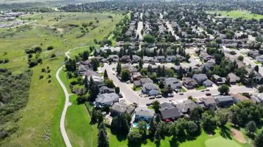 Sahne 4K İHA video görüntüsü Silverwood Heights evleri, okullar ve yeşil alanlar.