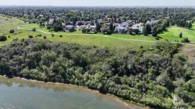 Saskatoon 'da aile güdümlü bir mahalle olan Silverwood Heights' ın 4K 'lık insansız hava aracı görüntüleri..