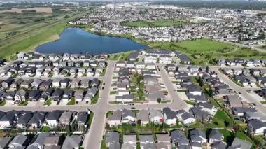 Saskatoon 'da modern bir yerleşim yeri olan Stonebridge' in 4K 'lık insansız hava aracı görüntüleri..