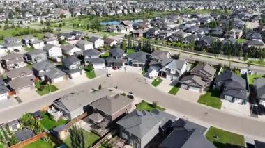 Yüksek çözünürlüklü 4K hava klibi Stonebridge 'in büyüyen banliyö toplumunu vurguluyor.