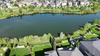 Saskatoon 'da modern bir yerleşim yeri olan Stonebridge' in 4K 'lık insansız hava aracı görüntüleri..