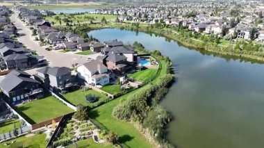 Saskatoon 'da modern bir yerleşim yeri olan Stonebridge' in 4K 'lık insansız hava aracı görüntüleri..