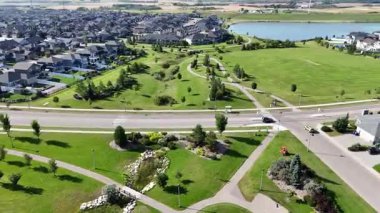 Saskatoon 'da modern bir yerleşim yeri olan Stonebridge' in 4K 'lık insansız hava aracı görüntüleri..