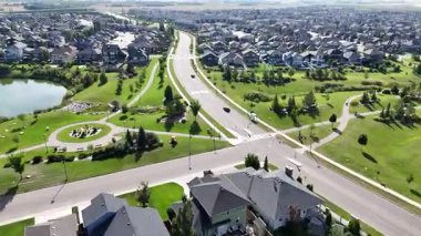 Yüksek çözünürlüklü 4K hava klibi Stonebridge 'in büyüyen banliyö toplumunu vurguluyor.