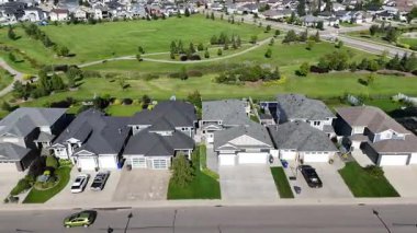 Saskatoon 'da modern bir yerleşim yeri olan Stonebridge' in 4K 'lık insansız hava aracı görüntüleri..