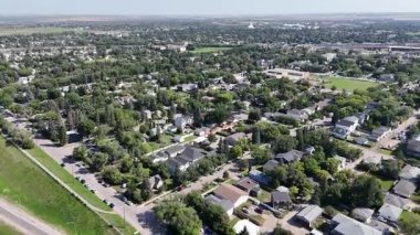 Saskatoon 'da tarihi bir yerleşim yeri olan Sutherland' in 4K 'lık insansız hava aracı görüntüleri..