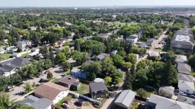 Sahne 4K İHA videosu Saskatoon 'un Sutherland bölgesinde evleri, parkları ve sokakları yakalıyor..