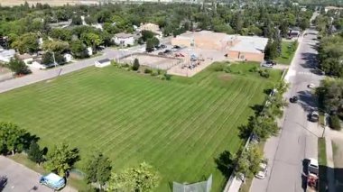 Saskatoon 'da tarihi bir yerleşim yeri olan Sutherland' in 4K 'lık insansız hava aracı görüntüleri..