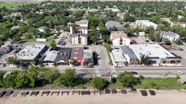 Saskatoon 'da tarihi bir yerleşim yeri olan Sutherland' in 4K 'lık insansız hava aracı görüntüleri..