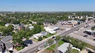 Yüksek çözünürlüklü 4K hava klibi Sutherland, Saskatoon banliyölerinden biri..