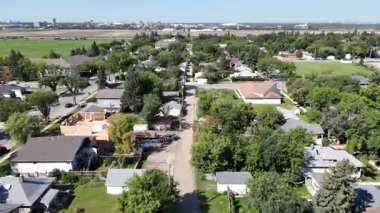 Saskatoon 'da tarihi bir yerleşim yeri olan Sutherland' in 4K 'lık insansız hava aracı görüntüleri..