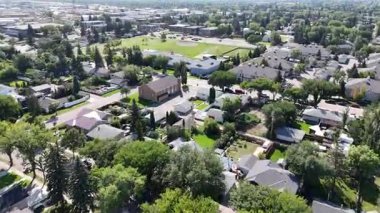 Sahne 4K İHA videosu Saskatoon 'un Sutherland bölgesinde evleri, parkları ve sokakları yakalıyor..