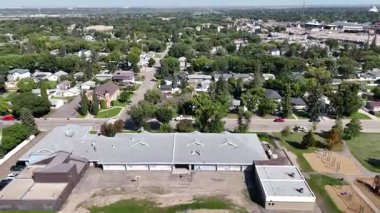 Saskatoon 'da tarihi bir yerleşim yeri olan Sutherland' in 4K 'lık insansız hava aracı görüntüleri..