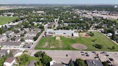 Yüksek çözünürlüklü 4K hava klibi Sutherland, Saskatoon banliyölerinden biri..