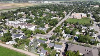 Sahne 4K İHA videosu Saskatoon 'un Sutherland bölgesinde evleri, parkları ve sokakları yakalıyor..