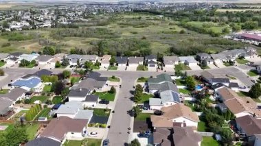 Yüksek çözünürlüklü 4K hava klibi Sutherland, Saskatoon banliyölerinden biri..