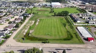 Sahne 4K İHA videosu Warman, SK 'nın yeşil alanlarını ve yerleşim yerlerini gösteriyor.